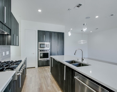 708 W 9th Street - Photo Thumbnail 9