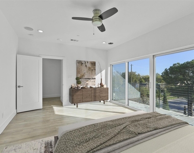 708 W 9th Street - Photo Thumbnail 17