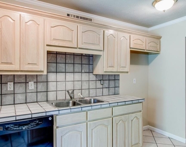 631 Valley View Drive - Photo Thumbnail 8