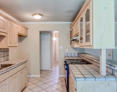 631 Valley View Drive - Photo Thumbnail 6