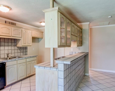 631 Valley View Drive - Photo Thumbnail 5