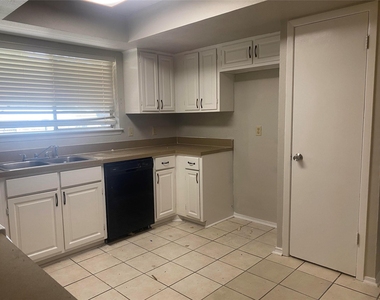 423 Shady Brook Place - Photo Thumbnail 4