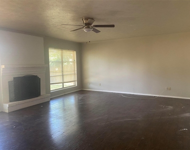 423 Shady Brook Place - Photo Thumbnail 7