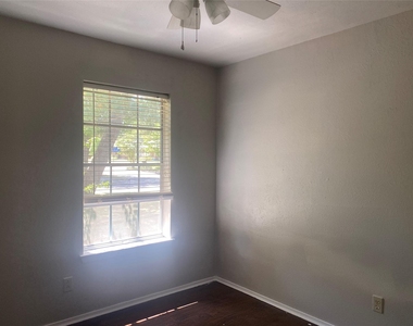 423 Shady Brook Place - Photo Thumbnail 13