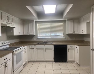 423 Shady Brook Place - Photo Thumbnail 3