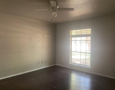 423 Shady Brook Place - Photo Thumbnail 9