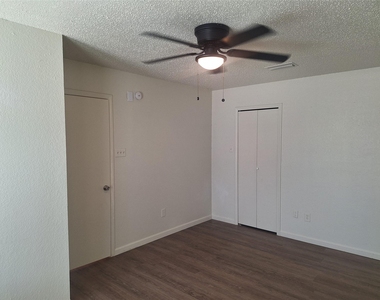 3946 Queens Court - Photo Thumbnail 12