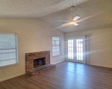 3946 Queens Court - Photo Thumbnail 4