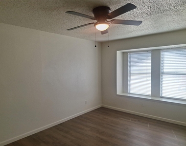 3946 Queens Court - Photo Thumbnail 9