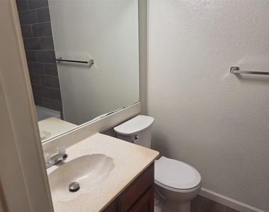 3946 Queens Court - Photo Thumbnail 14