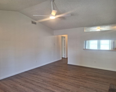 3946 Queens Court - Photo Thumbnail 6