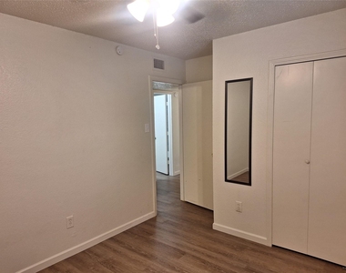 3946 Queens Court - Photo Thumbnail 18