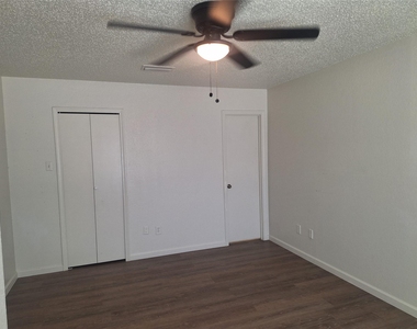 3946 Queens Court - Photo Thumbnail 11