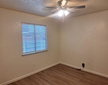 3946 Queens Court - Photo Thumbnail 16