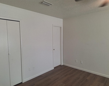 3946 Queens Court - Photo Thumbnail 8