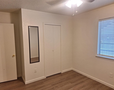 3946 Queens Court - Photo Thumbnail 17