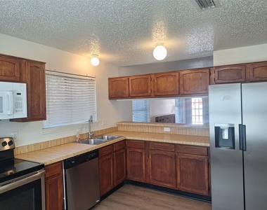 3946 Queens Court - Photo Thumbnail 3