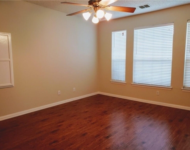 3633 Bonita Drive - Photo Thumbnail 7