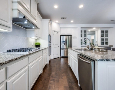 863 Forest Street - Photo Thumbnail 3