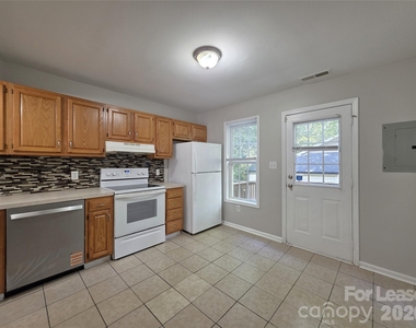 268 Southcircle Drive Nw - Photo Thumbnail 4