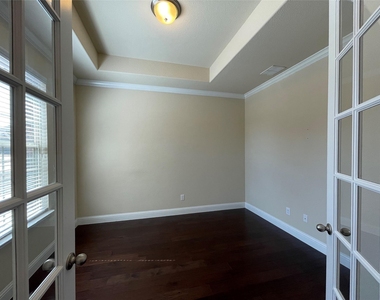 2404 Shenfield Drive - Photo Thumbnail 2