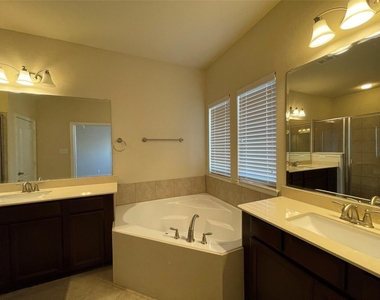 2404 Shenfield Drive - Photo Thumbnail 11