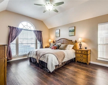 5645 Overland Drive - Photo Thumbnail 6