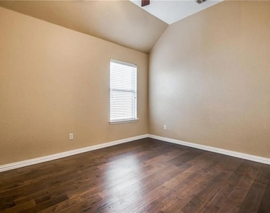 5645 Overland Drive - Photo Thumbnail 10