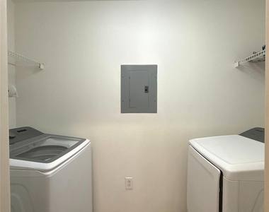 718 W Trade Street - Photo Thumbnail 11