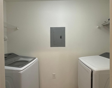 718 W Trade Street - Photo Thumbnail 10