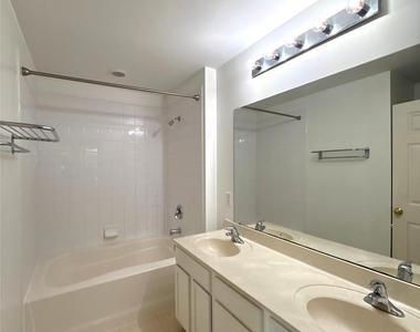 718 W Trade Street - Photo Thumbnail 8