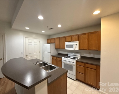 718 W Trade Street - Photo Thumbnail 3