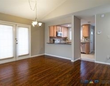 565 Hunters Glen Street - Photo Thumbnail 6
