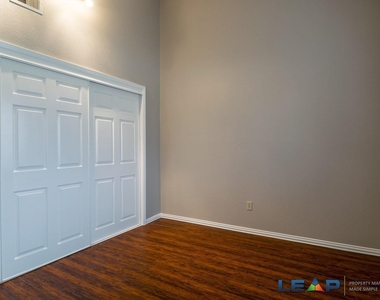 565 Hunters Glen Street - Photo Thumbnail 22