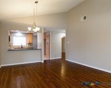 565 Hunters Glen Street - Photo Thumbnail 5