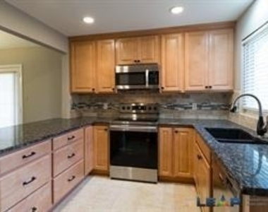 565 Hunters Glen Street - Photo Thumbnail 9