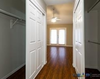 565 Hunters Glen Street - Photo Thumbnail 13