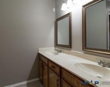 565 Hunters Glen Street - Photo Thumbnail 15