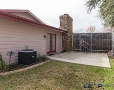 565 Hunters Glen Street - Photo Thumbnail 24