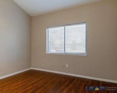 565 Hunters Glen Street - Photo Thumbnail 23
