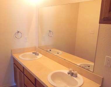 208 N Val Verde Circle - Photo Thumbnail 10
