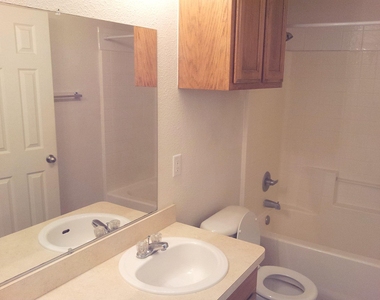 208 N Val Verde Circle - Photo Thumbnail 9