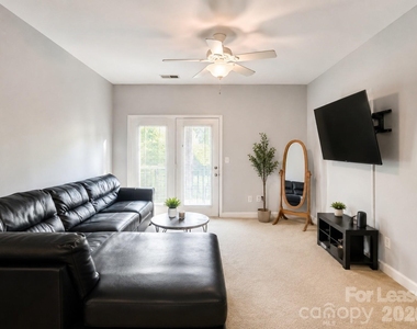 9813 Hyde Glen Court - Photo Thumbnail 4