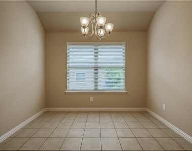817 Silvermoon Drive - Photo Thumbnail 7