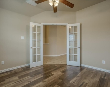 817 Silvermoon Drive - Photo Thumbnail 1