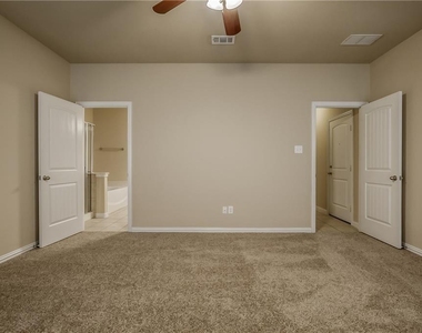 817 Silvermoon Drive - Photo Thumbnail 9