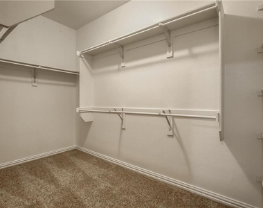 817 Silvermoon Drive - Photo Thumbnail 13