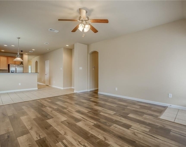 817 Silvermoon Drive - Photo Thumbnail 3