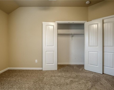817 Silvermoon Drive - Photo Thumbnail 11