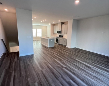 2514 Arbor Loop Drive - Photo Thumbnail 10